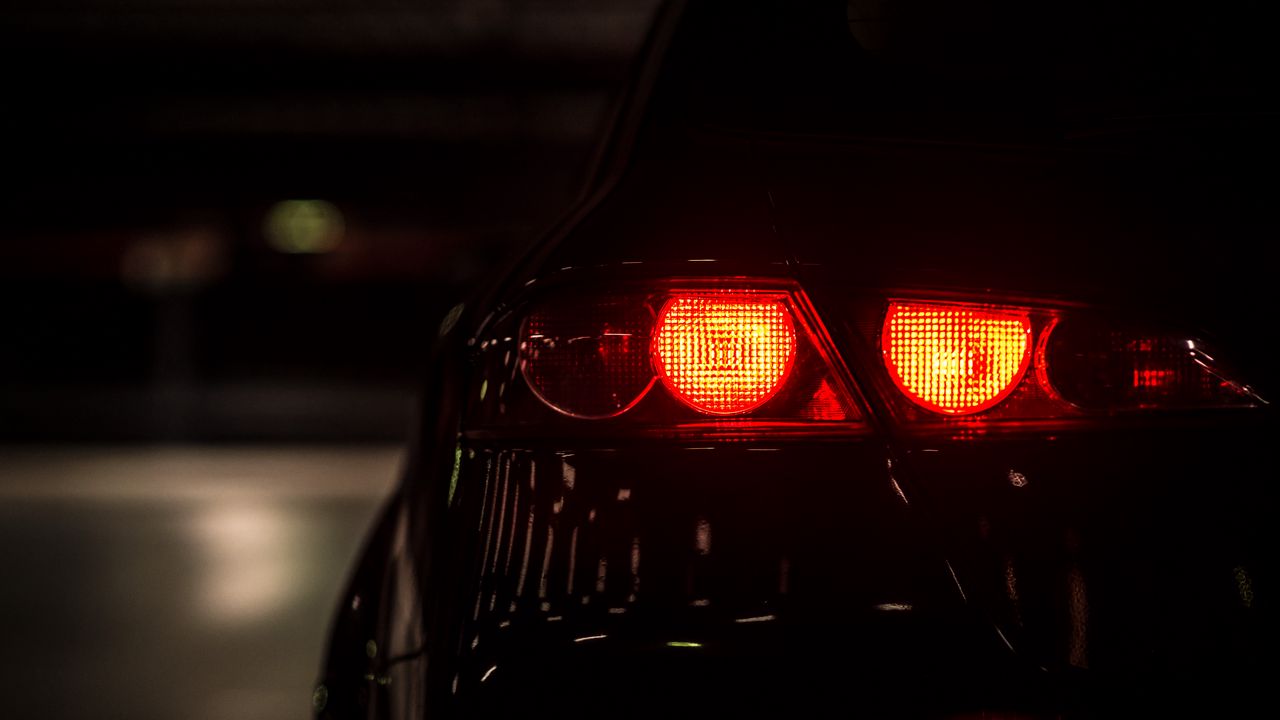 Обои автомобиль, фонарь, красный, темный, подсветка