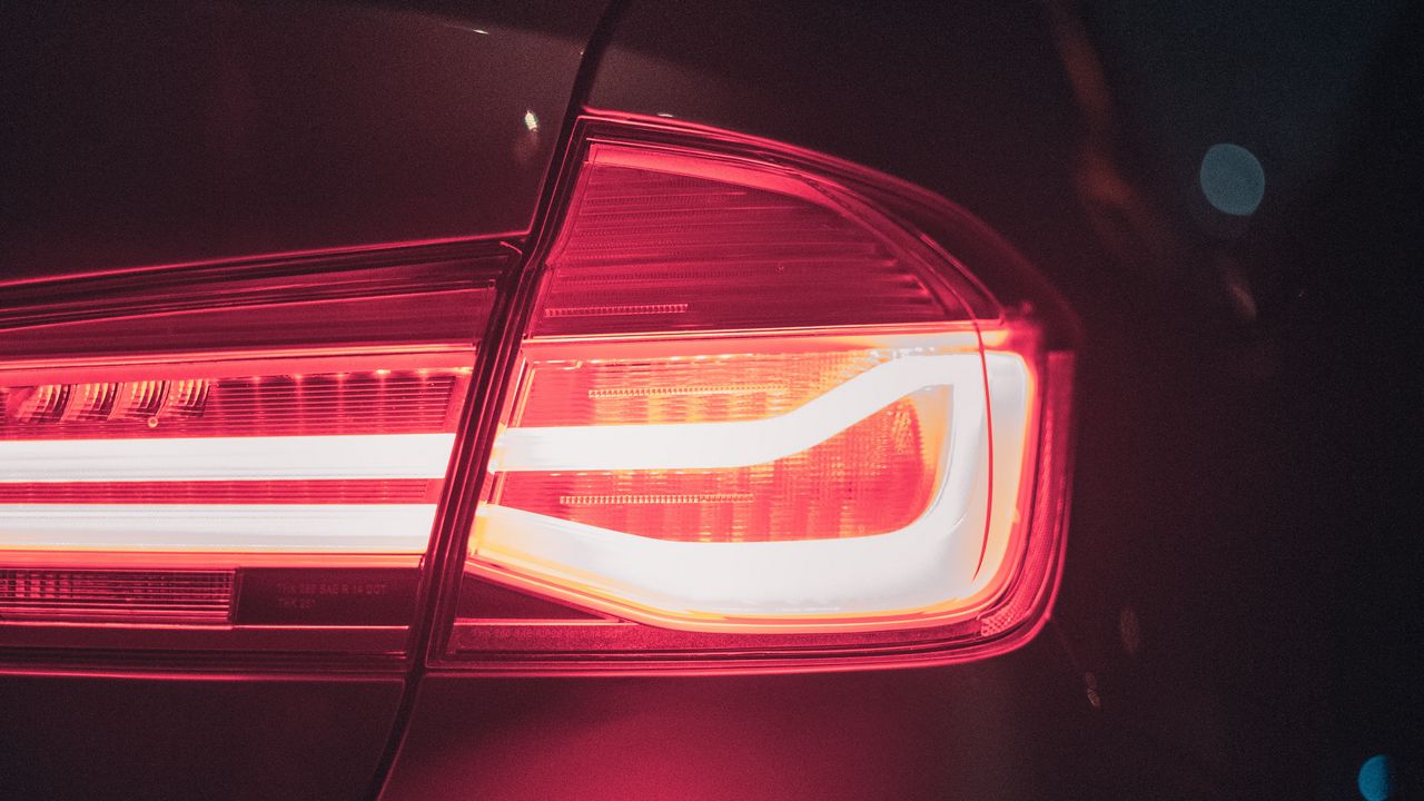 Обои автомобиль, фонарь, подсветка, красный