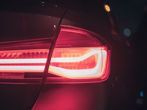 Превью обои автомобиль, фонарь, подсветка, красный