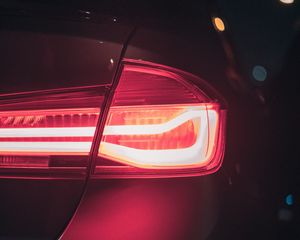 Превью обои автомобиль, фонарь, подсветка, красный