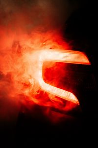 Превью обои автомобиль, фонарь, свет, дым, красный, темный