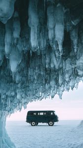 Превью обои автомобиль, фургон, лед, сталактиты, снег