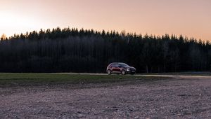 Превью обои автомобиль, красный, деревья, лес