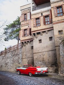 Превью обои автомобиль, красный, ретро, здания, дорога