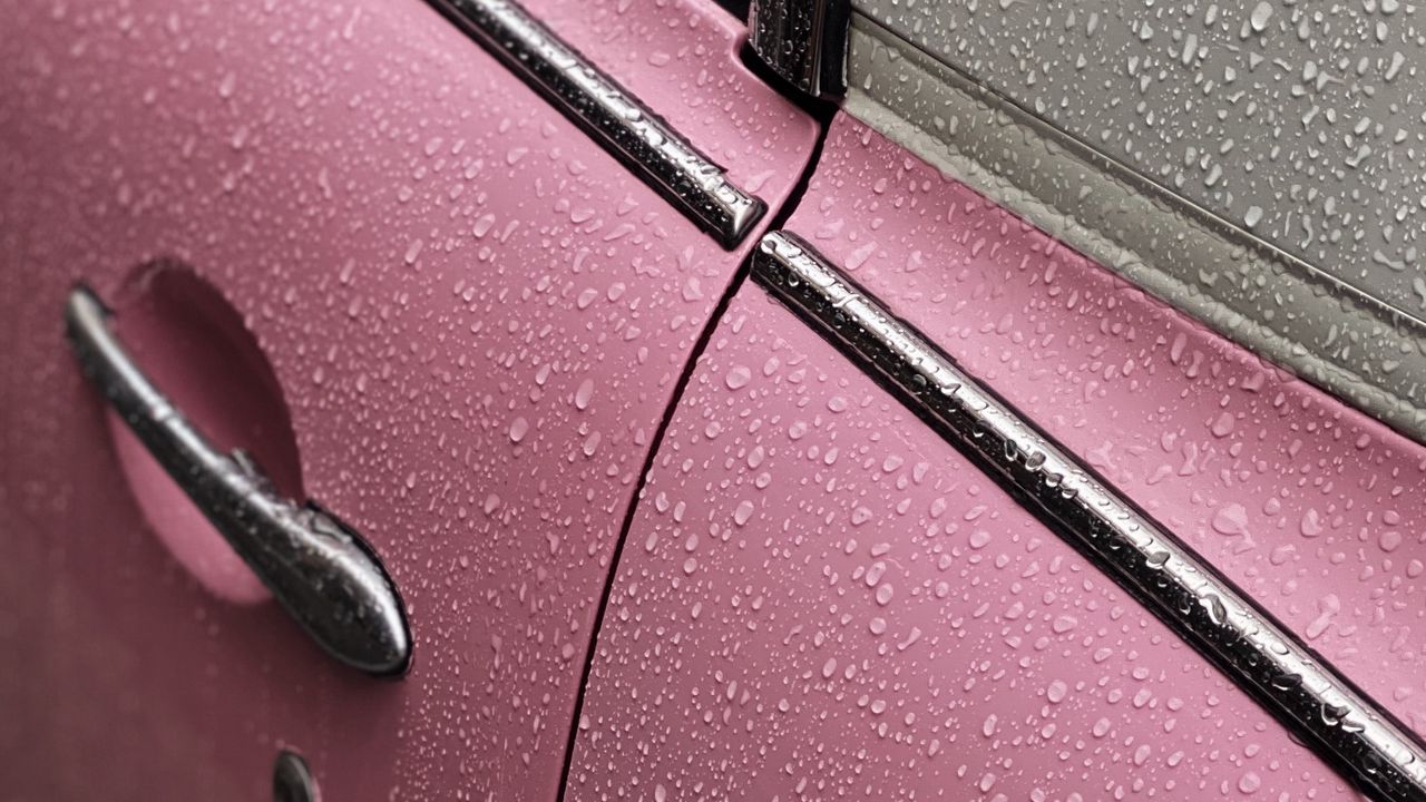 Обои автомобиль, мокрый, капли, розовый