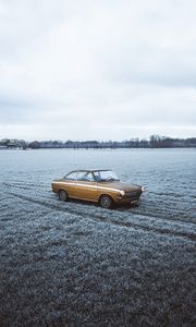 Превью обои автомобиль, ретро, старый, желтый, поле