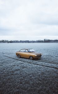 Превью обои автомобиль, ретро, старый, желтый, поле