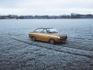 Превью обои автомобиль, ретро, старый, желтый, поле