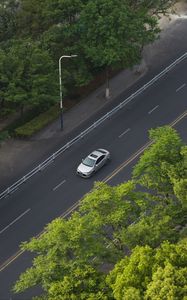 Превью обои автомобиль, серый, дорога, деревья, вид сверху