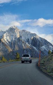 Превью обои автомобиль, серый, дорога, горы