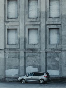 Превью обои автомобиль, серый, стоянка, стена, архитектура