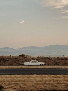 Превью обои автомобиль, старый, белый, дорога, пустыня