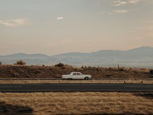 Превью обои автомобиль, старый, белый, дорога, пустыня