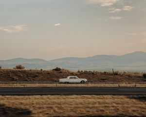 Превью обои автомобиль, старый, белый, дорога, пустыня