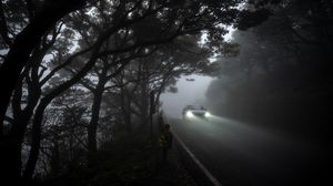 Превью обои автомобиль, свет, дорога, туман, мрачный