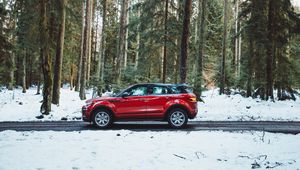Превью обои автомобиль, вид сбоку, красный, дорога, лес, заснеженный