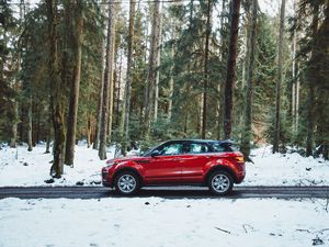 Превью обои автомобиль, вид сбоку, красный, дорога, лес, заснеженный