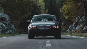 Превью обои автомобиль, вид спереди, дорога, деревья, лес
