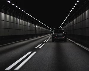 Превью обои автомобиль, вид сзади, чб, тоннель, разметка