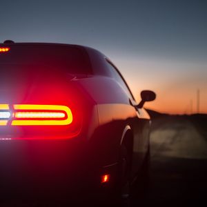 Превью обои автомобиль, вид сзади, сумерки