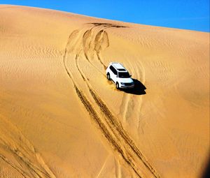 Превью обои автомобиль, внедорожник, белый, песок, пустыня