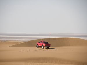 Превью обои автомобиль, внедорожник, красный, песок, пустыня