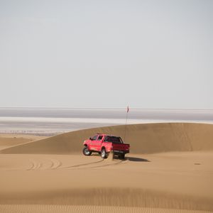 Превью обои автомобиль, внедорожник, красный, песок, пустыня