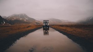 Превью обои автомобиль, внедорожник, лужа, горы, туман, природа, исландия