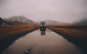 Превью обои автомобиль, внедорожник, лужа, горы, туман, природа, исландия