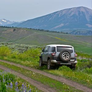 Превью обои автомобиль, внедорожник, серый, поле, тропинка