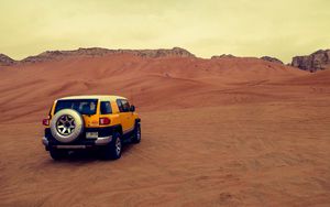Превью обои автомобиль, внедорожник, желтый, пустыня, песок