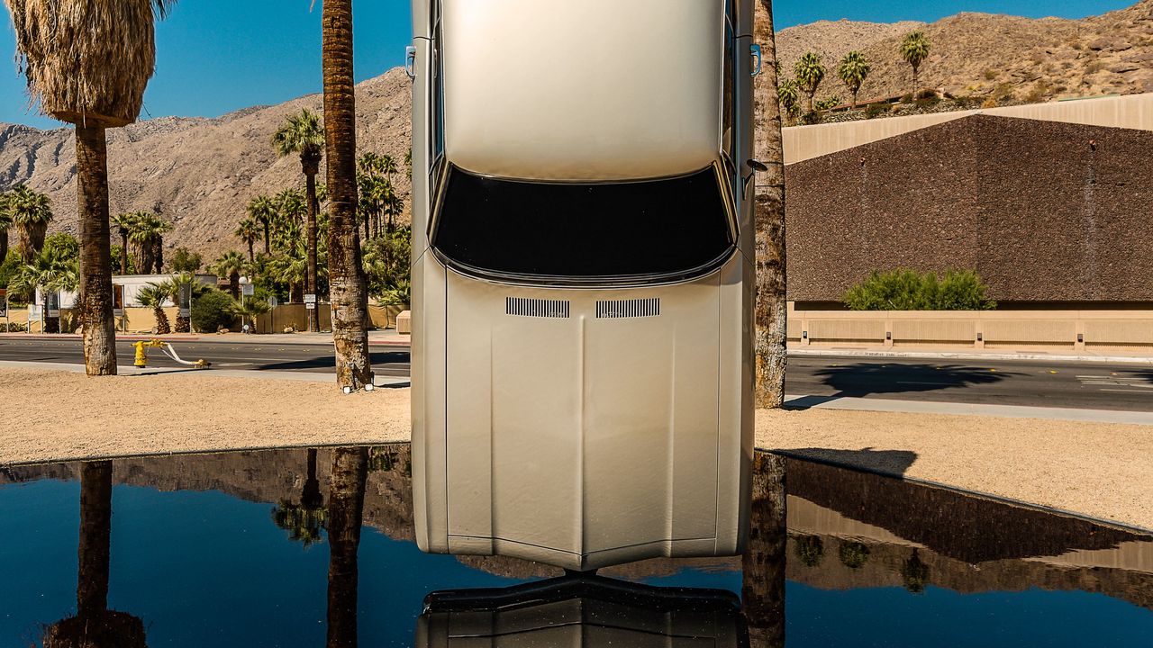 Обои автомобиль, вода, отражение, инсталляция, современное искусство
