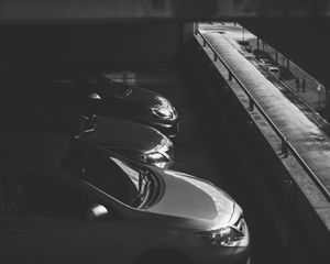 Превью обои автомобили, чб, темный, стоянка, монохром