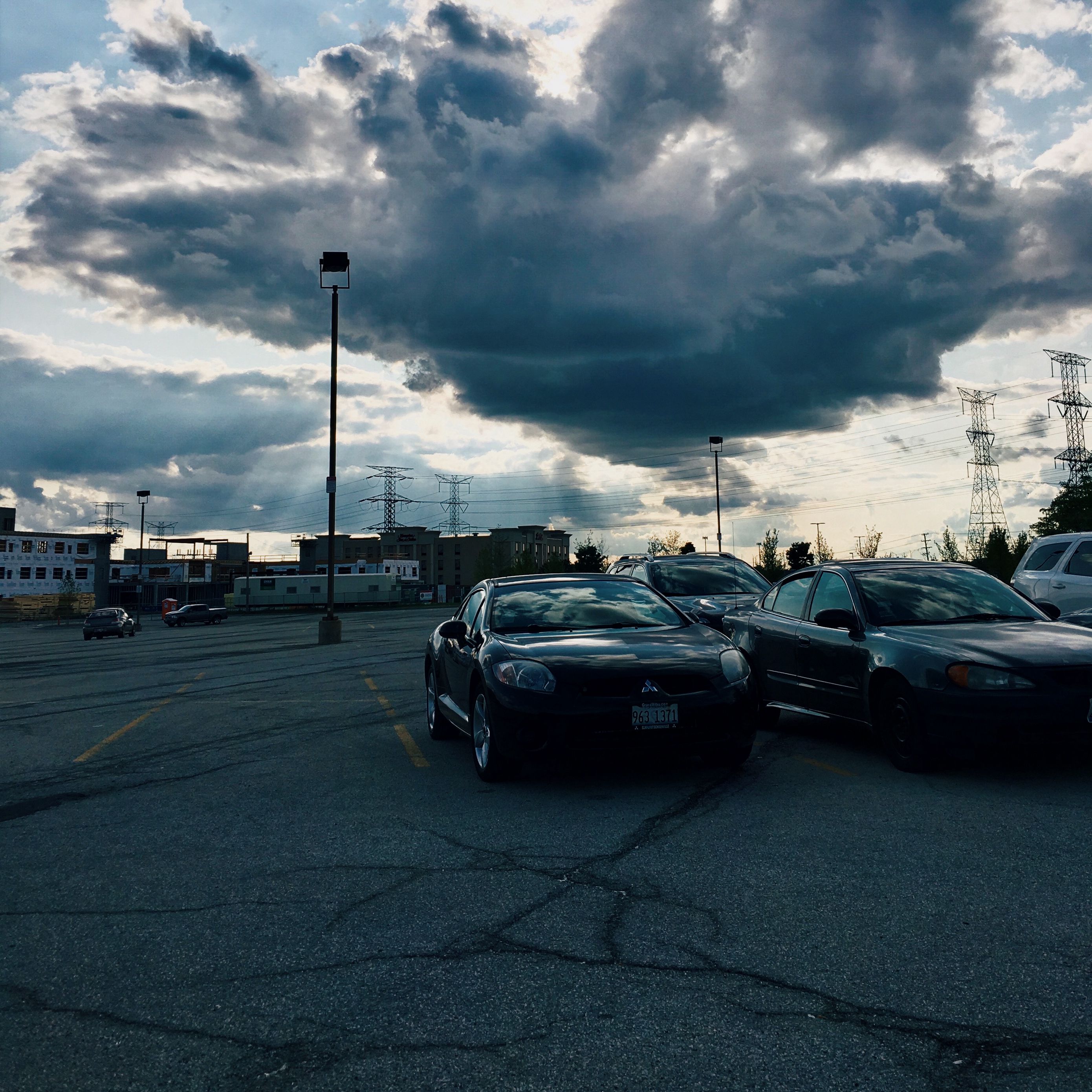 Город машин отзывы. Мадаут 2 машины в городе. Обои на айфон гужевые облака вечером.