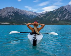 Превью обои байдарка, лодка, девушка, горы, море