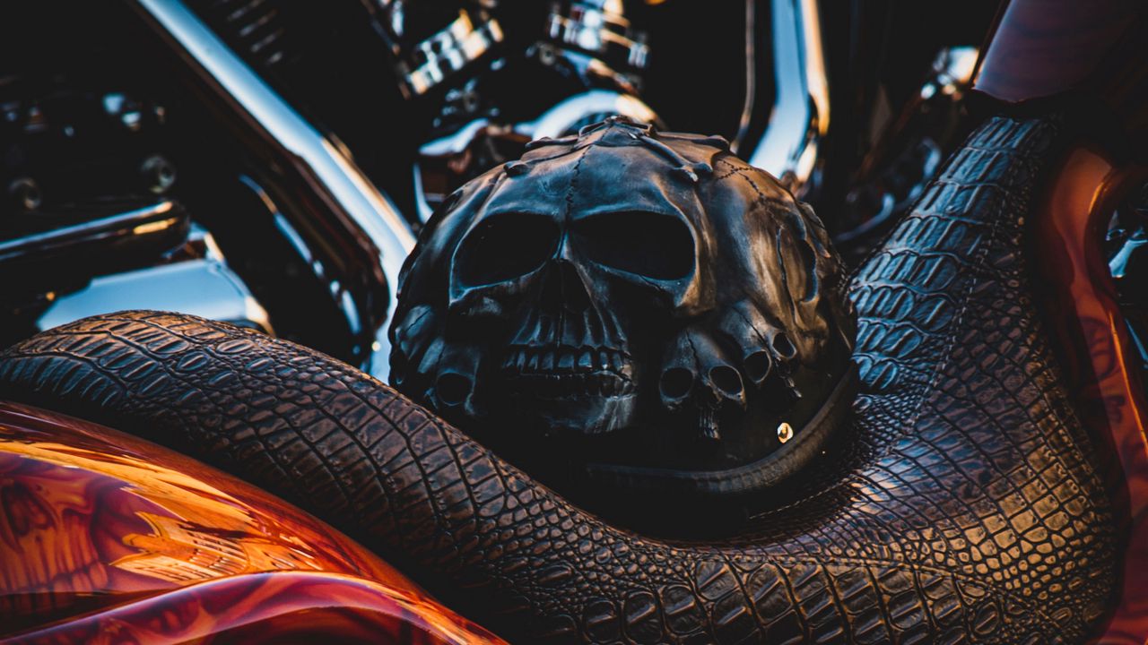 Обои байк, шлем, мотоцикл, черепа
