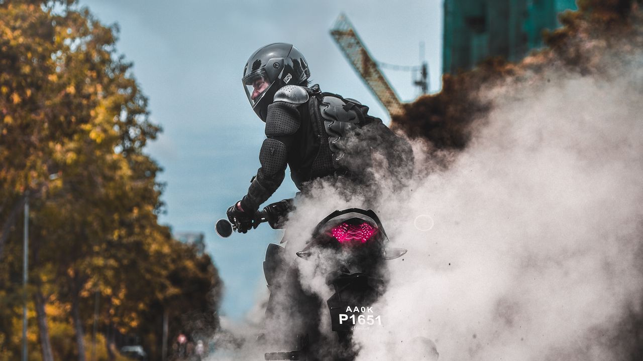 Обои байкер, мотоцикл, дрифт, дым, байк