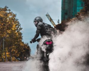 Превью обои байкер, мотоцикл, дрифт, дым, байк
