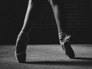 Превью обои балерина, пуанты, ноги, чб, танец