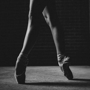 Превью обои балерина, пуанты, ноги, чб, танец