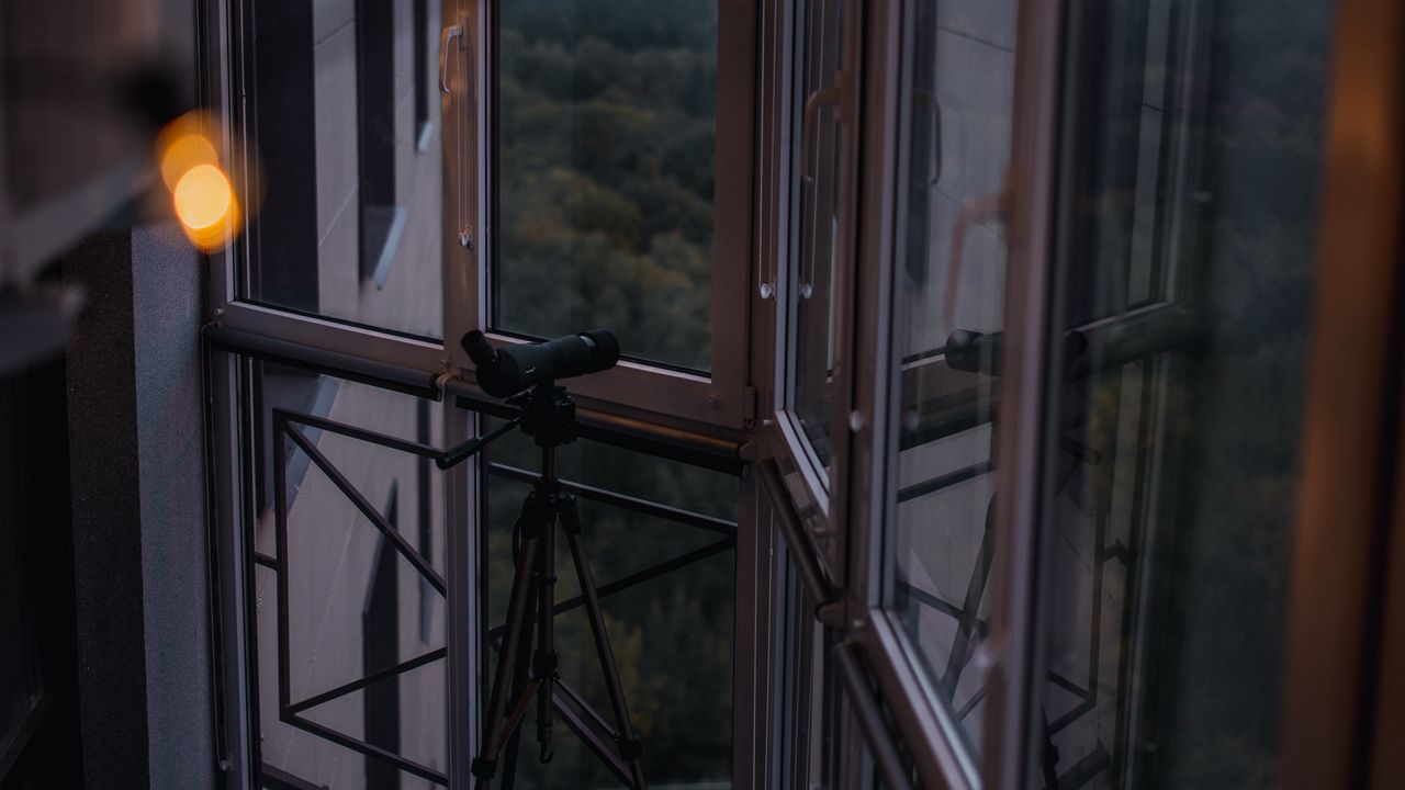Обои балкон, окно, телескоп, гирлянда, блики