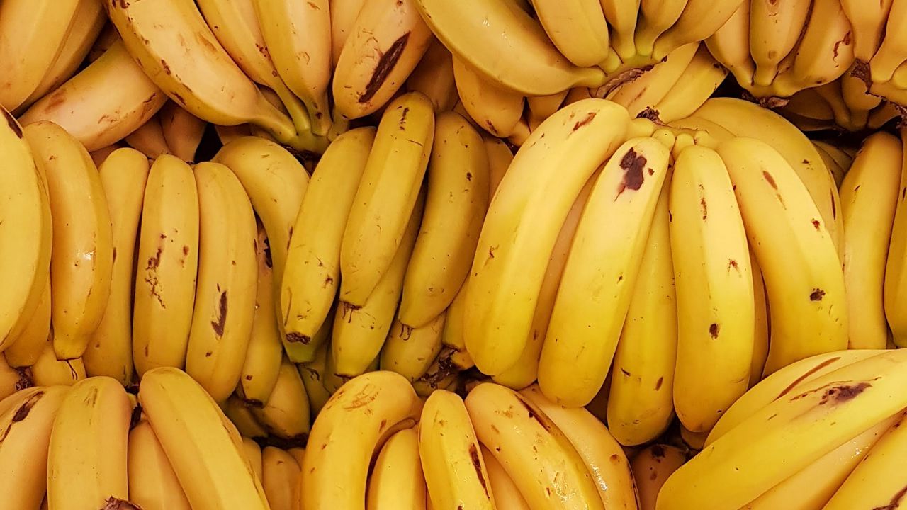 Обои бананы, фрукты, желтый, грозди