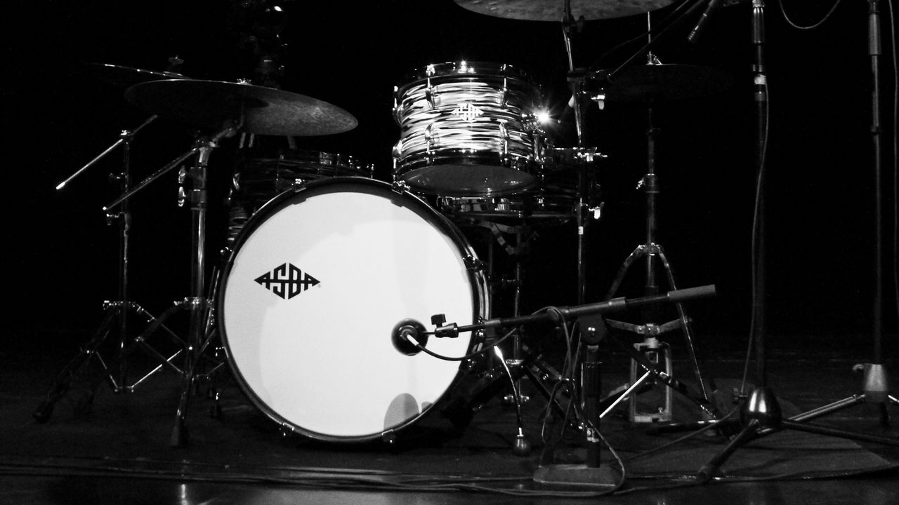 Обои барабаны, барабанная установка, музыкальный инструмент, музыка, черно-белый