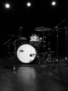 Превью обои барабаны, барабанная установка, музыкальный инструмент, музыка, черно-белый