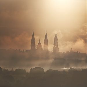 Превью обои башни, здания, туман, деревья