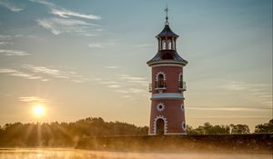 Превью обои башня, балконы, пруд, отражение