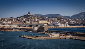 Превью обои башня, гора, здания, город, море, пристань
