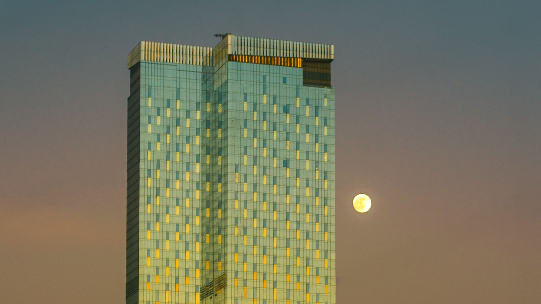 Moon tower. Башня на Луне. Башня полумесяц. Проект гостиницы «башня Луны» в Осаке. Башня лунного света.