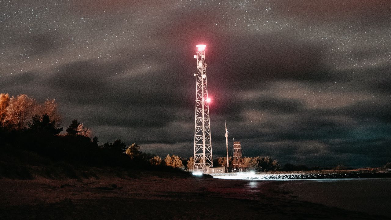 Обои башня, ночь, звездное небо, звезды, свечение