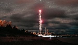 Превью обои башня, ночь, звездное небо, звезды, свечение
